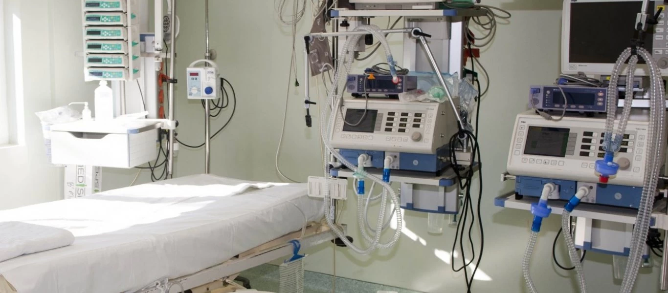 «Ασκληπιείο Βούλας»: Η στιγμή που ασθενής με κορωνοϊό βγαίνει από τη ΜΕΘ (βίντεο)